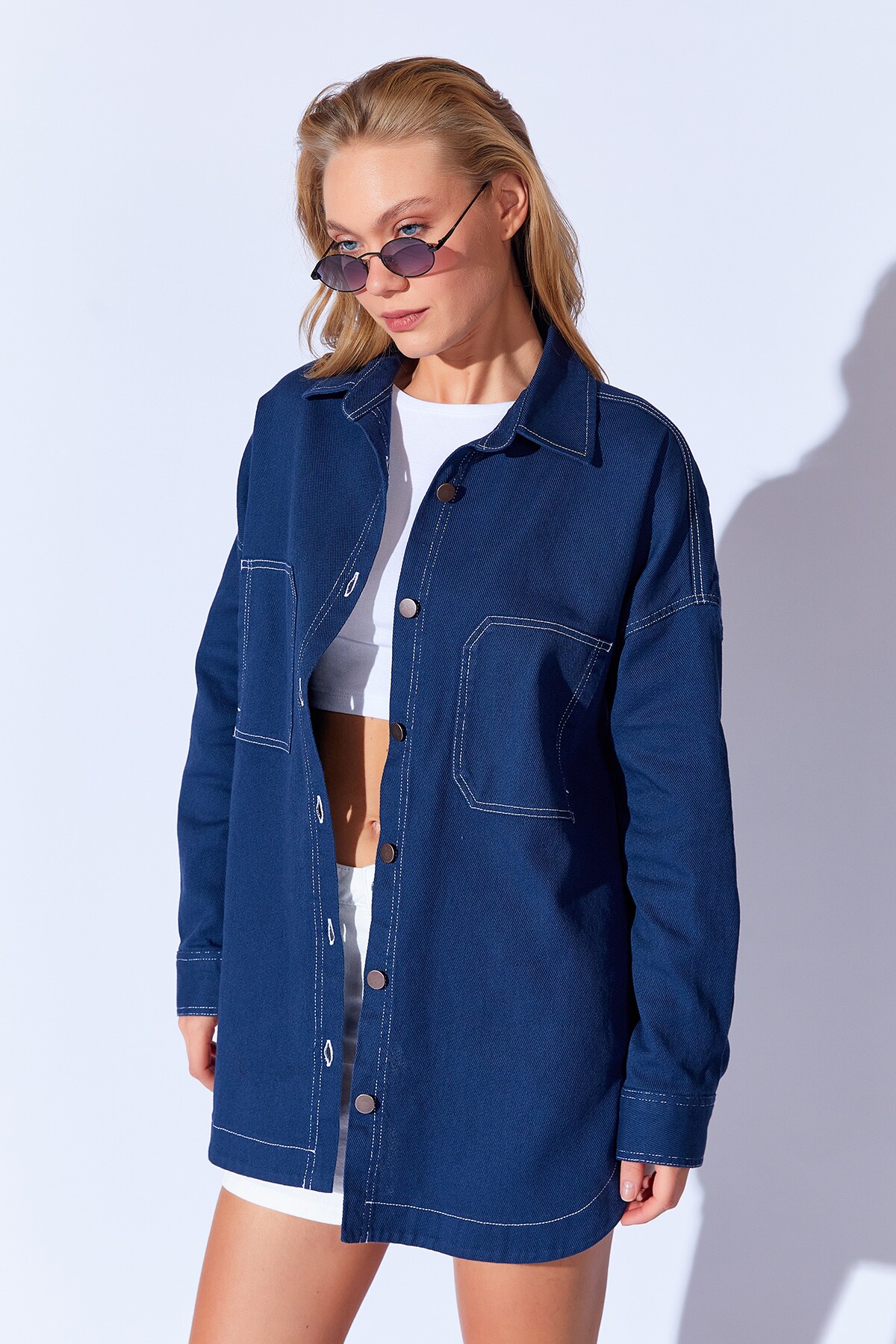 Lacivert Gabardin Yıkamalı Dikiş Detaylı Çift Cep Oversize Kadın Dış Gömlek | MKW169415-01