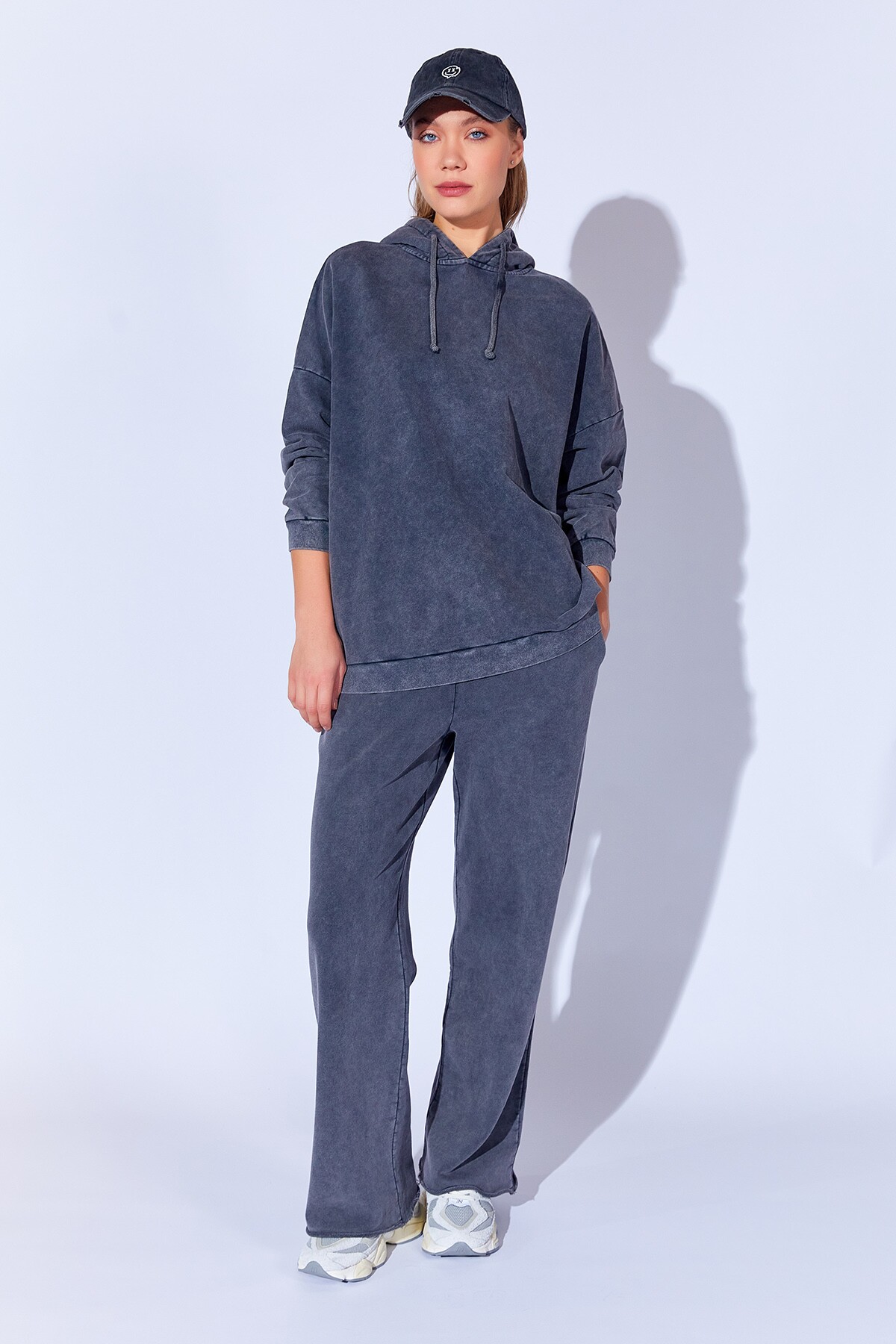Antrasit Eskitme soluk efektli yıkamalı oversize kalın üç iplik kadın Sweatshirt | MKW279354-01